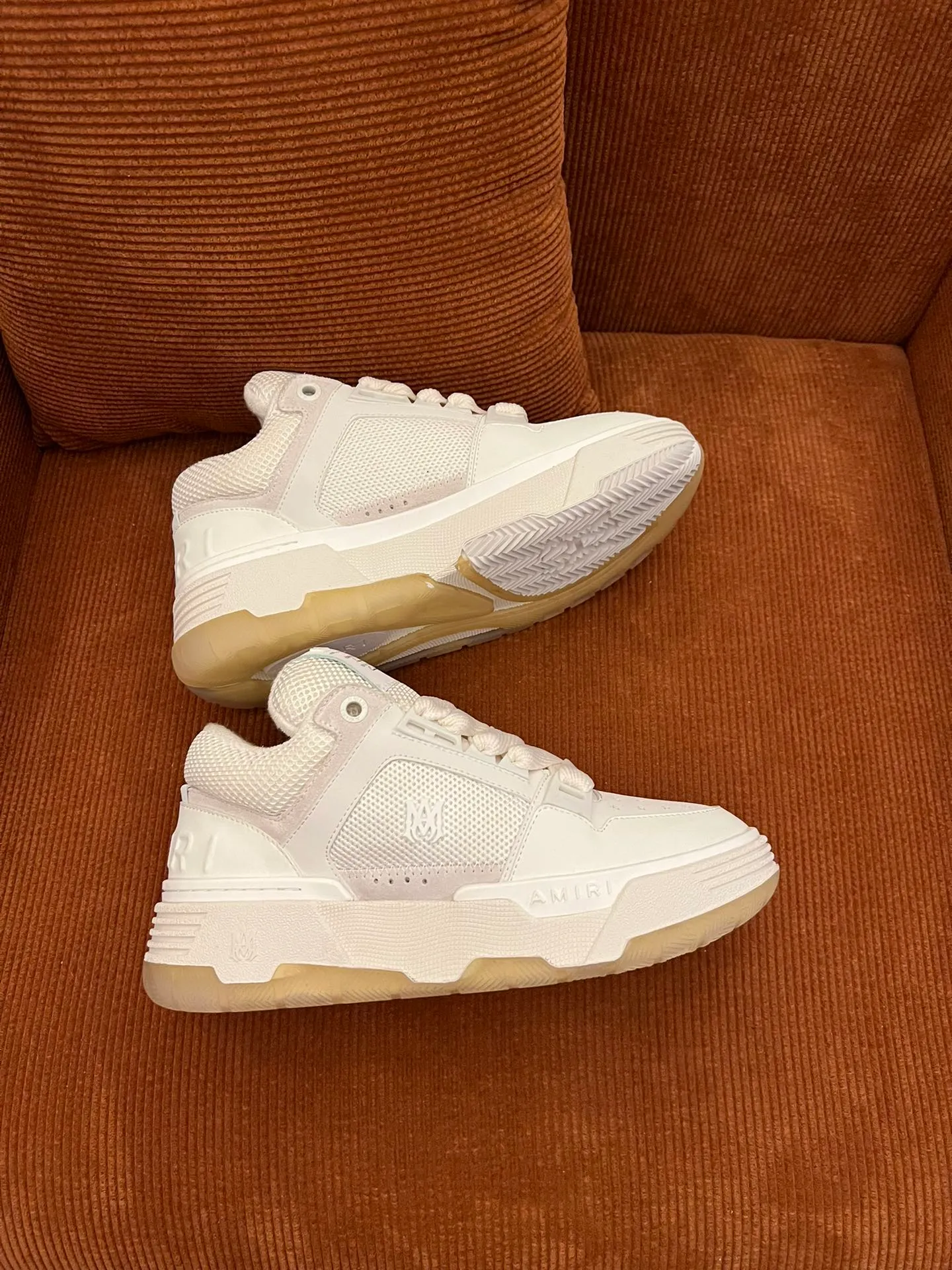 p620💰Men's shoes Amiri Emile's 2023 spring and summer new MA-1 bread shoes, couple models, casual sports shoes, sneakers Amiri gave up the rock punk style in the new season and used a large number of unsaturated colors, Morandi tones, whether you see or wear them, it will make people very happy. The large tongue of the bread shoes continues, shortens the length of the shoe body, thickens the midsole, and the toe part is more rounded. Amiri's brand letters and MA logo appear on the side of the shoe. Fabric: Original customized imported first-layer cowhide + mesh. Lining: Original customized breathable towel lining. Outsole. Foam combination material. Bottom thickness: 4CM. Size: Men's 39-45